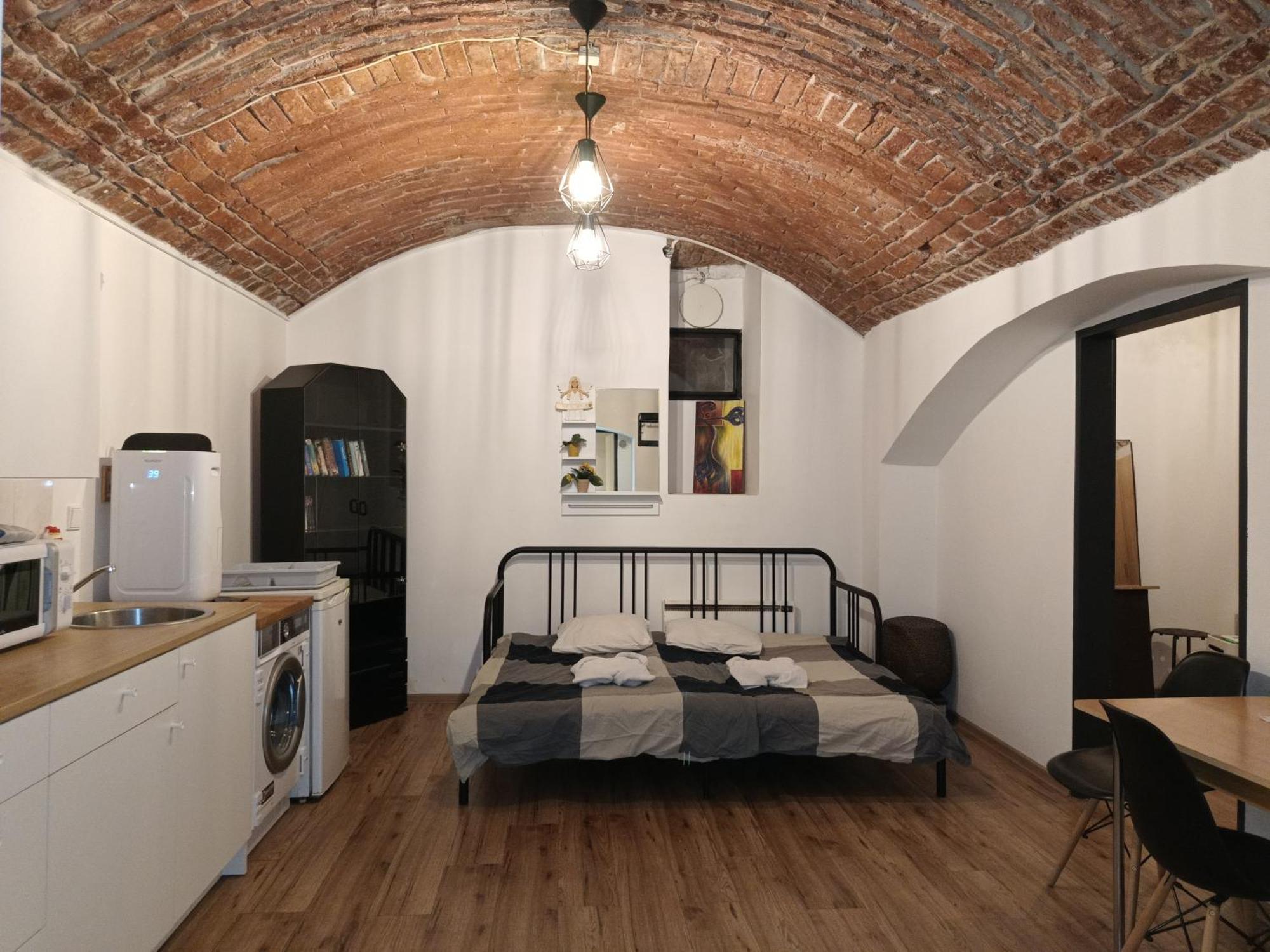 Basic Underground Apartments Next To The Center - Best Tram Line, Cool Local Area Prague Exterior photo
