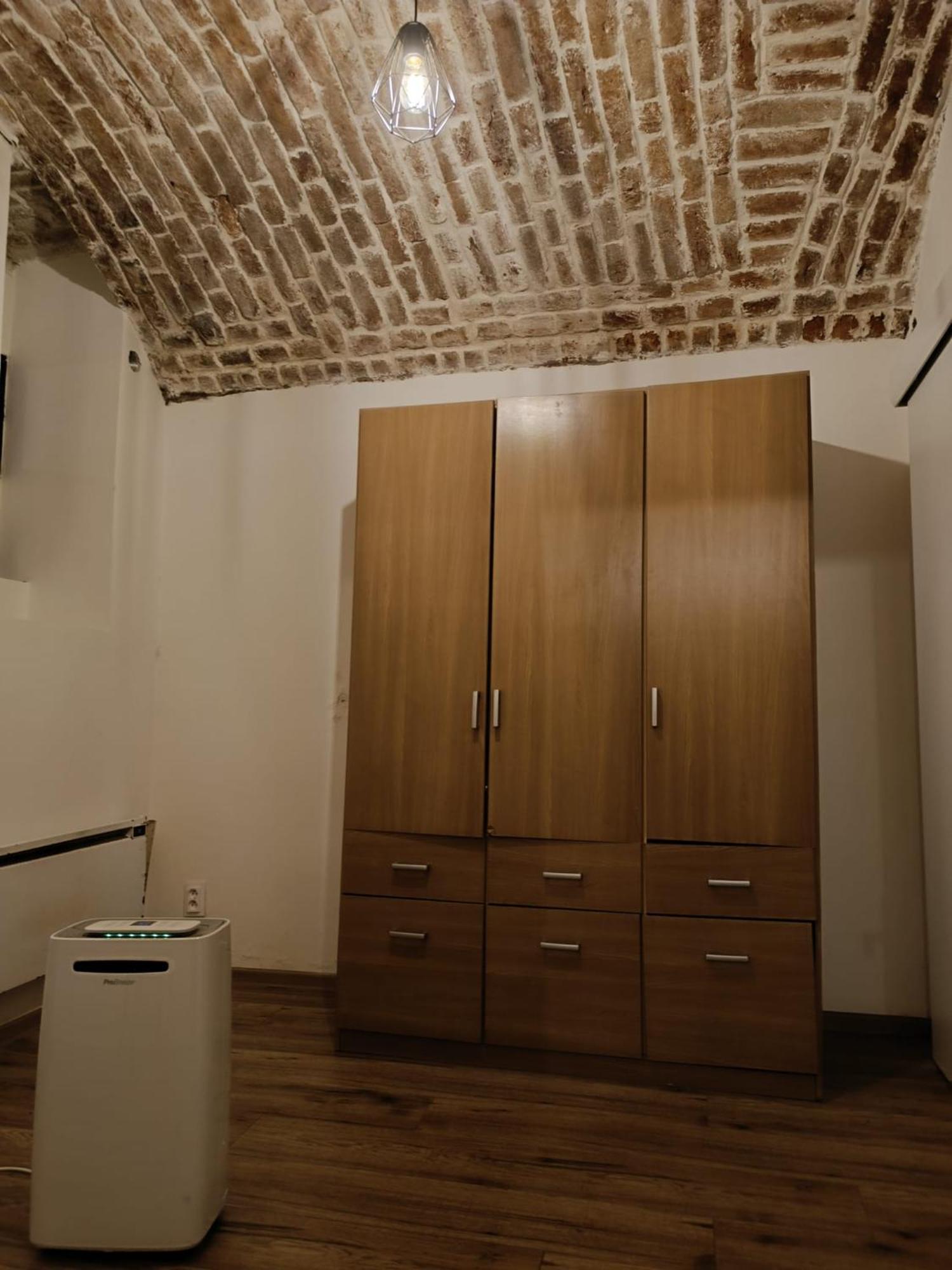 Basic Underground Apartments Next To The Center - Best Tram Line, Cool Local Area Prague Room photo